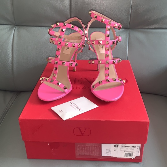 Valentino Garavani Rockstud T-Strap Sandal - Picture 12 of 12